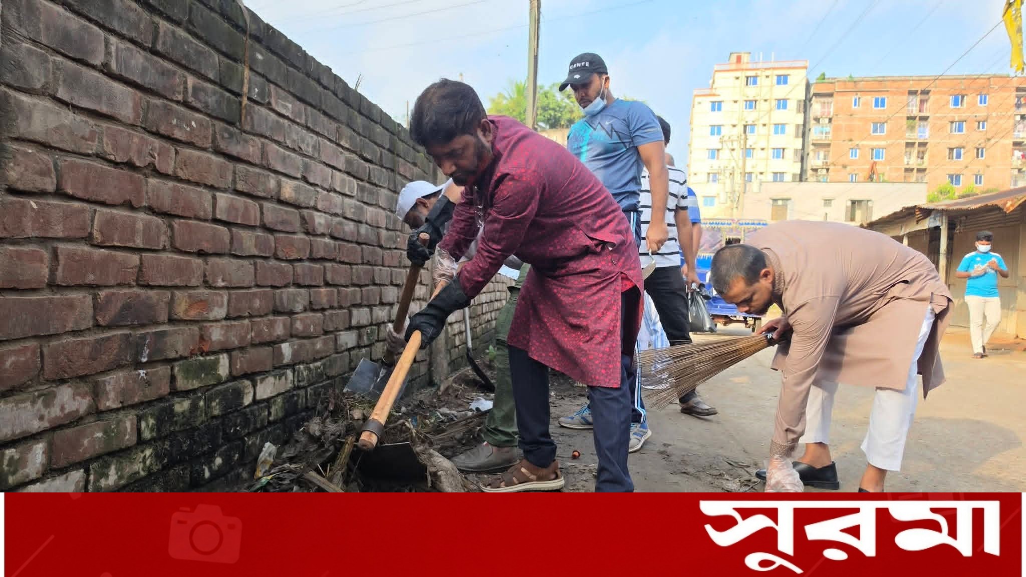সাভারে পরিচ্ছন্নতা কর্মীর ভূমিকায় ইউপি চেয়ারম্যান আরিফ হোসেন