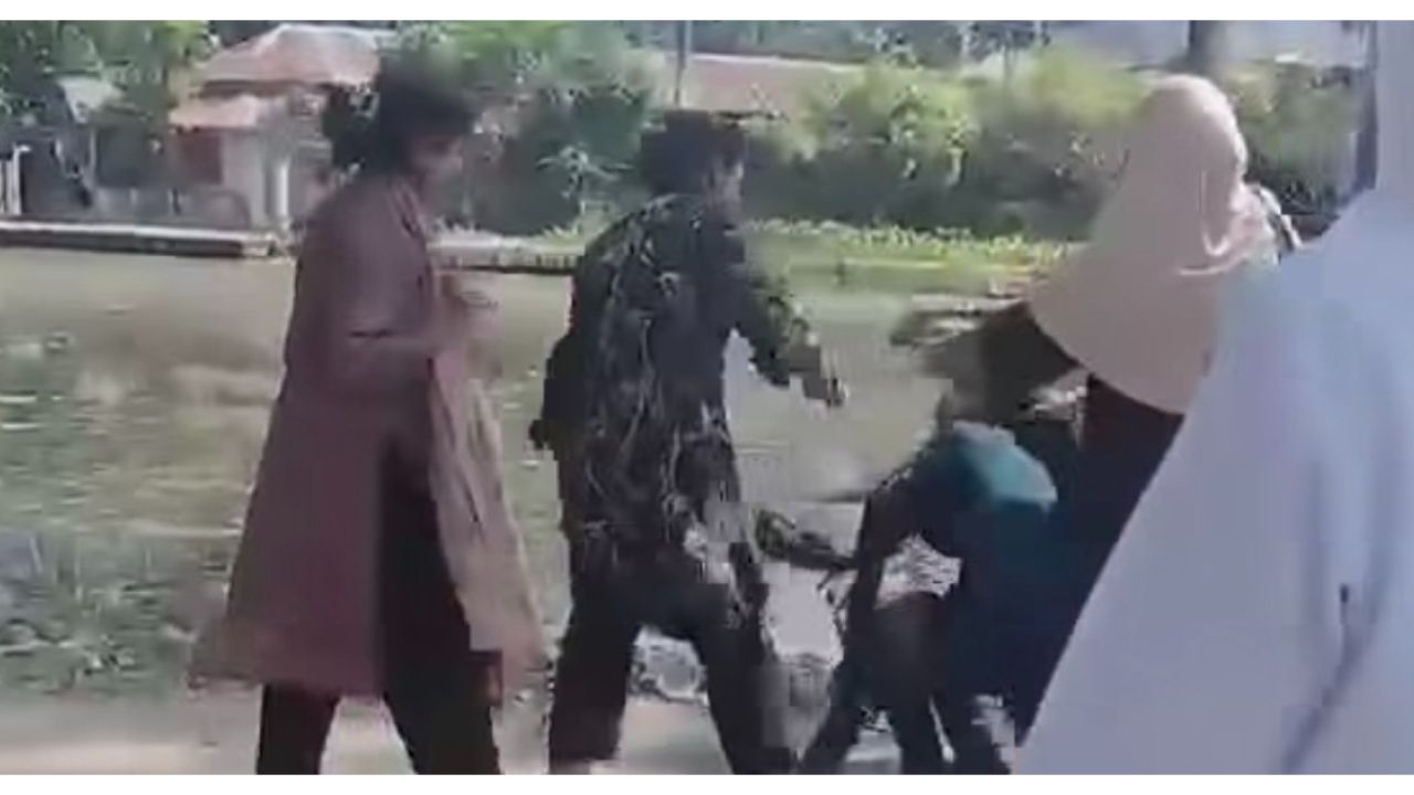 মোবাইল নম্বর ব্লক করায় দুই বান্ধবীকে মারধর, তদন্ত কমিটি গঠন 
