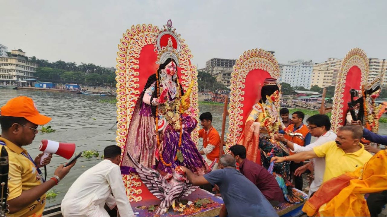 প্রতিমা বিসর্জনে দেবী দুর্গার বিদায়, বুড়িগঙ্গার তীরে বিষাদের সুর