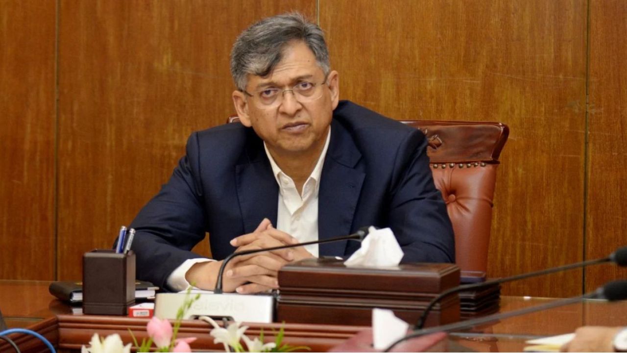 অতিরিক্ত ডিআইজির বাসায় মাদকের পার্টি: কার কী পরিচয় দেখা হবে না